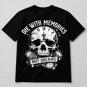 Può includere: T-shirt nera con un design a teschio bianco che incorpora un quadrante d'orologio, rose e il testo "DIE WITH MEMORIES" e "NOT DREAMS". Il design ha un'estetica vintage e gotica.