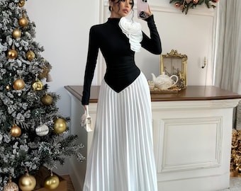 Decoraciones florales 3D, combinadas con una falda plisada blanca de gasa, ideal para diversas ocasiones como almuerzos y fiestas en el jardín.