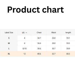 Puede incluir: Una tabla de productos que muestra informaci&oacute;n de tallas. La tabla incluye columnas para la talla de la etiqueta, talla de EE. UU., pecho, cintura y longitud en pulgadas. Las filas enumeran las tallas S, M, L y XL con valores num&eacute;ricos.