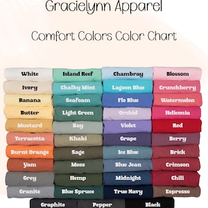 Puede incluir: Una carta de colores de Comfort Colors de Gracielynn Apparel. La carta muestra una variedad de colores, incluyendo Blanco, Marfil, Pl&aacute;tano, Mantequilla, Mostaza, Terracota, Naranja Quemado, &Ntilde;ame, Gris y Granito. Otros colores tambi&eacute;n se muestran.