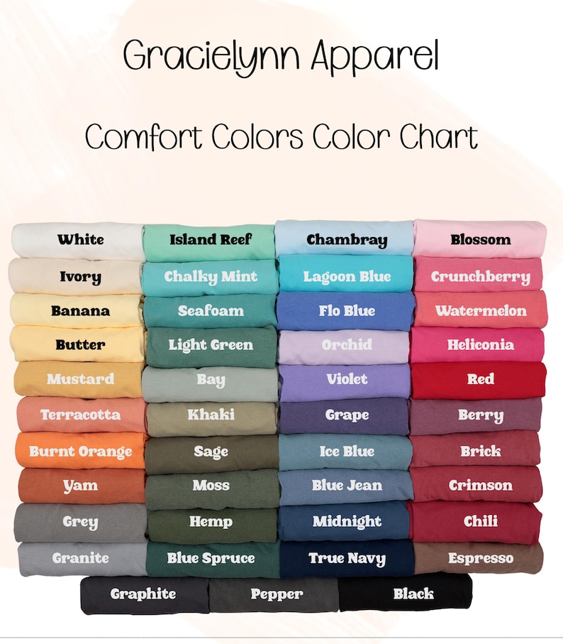 Puede incluir: Una carta de colores de Comfort Colors de Gracielynn Apparel. La carta muestra una variedad de colores, incluyendo Blanco, Marfil, Pl&aacute;tano, Mantequilla, Mostaza, Terracota, Naranja Quemado, &Ntilde;ame, Gris y Granito. Otros colores tambi&eacute;n se muestran.