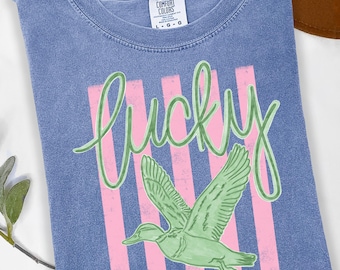 Camiseta Comfort Colors Lucky Duck, camiseta gráfica estilo preppy costero, camiseta costera, camiseta de moda, camiseta de playa, ambiente costero, camiseta de vacaciones,