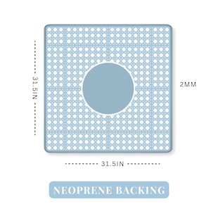 Pu&ograve; includere: Tappetino quadrato azzurro con motivo intrecciato e un ritaglio circolare centrale. Il tappetino misura 80 cm quadrati e 2 mm di spessore, con "NEOPRENE BACKING" stampato in basso. Il design presenta una combinazione di colori azzurri.