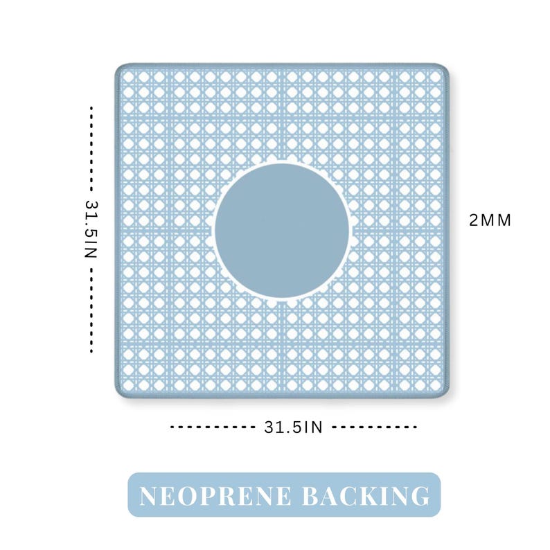 Pu&ograve; includere: Tappetino quadrato azzurro con motivo intrecciato e un ritaglio circolare centrale. Il tappetino misura 80 cm quadrati e 2 mm di spessore, con "NEOPRENE BACKING" stampato in basso. Il design presenta una combinazione di colori azzurri.