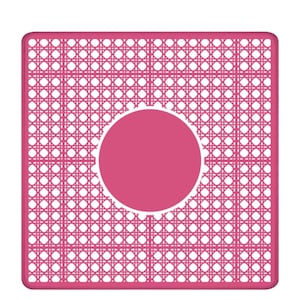 Pu&ograve; includere: Un sottopentola quadrato rosa con un motivo intrecciato e un cerchio rosa pieno al centro. Il motivo intrecciato &egrave; bianco e crea un disegno a griglia sulla superficie del sottopentola.
