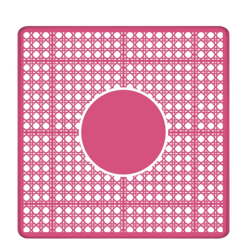 Pu&ograve; includere: Un sottopentola quadrato rosa con un motivo intrecciato e un cerchio rosa pieno al centro. Il motivo intrecciato &egrave; bianco e crea un disegno a griglia sulla superficie del sottopentola.