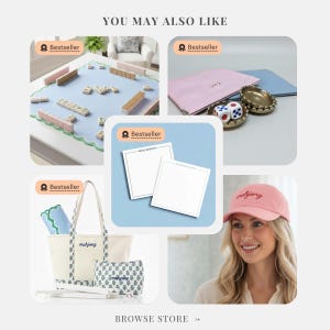 Puede incluir: Un collage de productos con tem&aacute;tica de mahjong. Incluye un juego de mahjong, un bloc de notas rosa, dados, un bolso tote, un neceser y una gorra de b&eacute;isbol rosa con "mahjong" bordado. El texto "You May Also Like" est&aacute; en la parte superior.