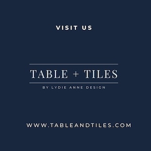 K&ouml;nnte beinhalten: Ein dunkelblaues Grafikschild mit dem wei&szlig;en Text VISIT US oben, gefolgt von dem zentrierten Text TABLE + TILES, dem Text BY LYDIE ANNE DESIGN und der Website-Adresse WWW.TABLEANDTILES.COM am unteren Rand des Bildes.