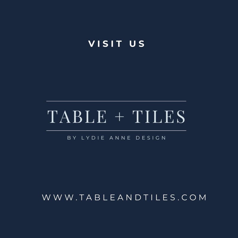 K&ouml;nnte beinhalten: Ein dunkelblaues Grafikschild mit dem wei&szlig;en Text VISIT US oben, gefolgt von dem zentrierten Text TABLE + TILES, dem Text BY LYDIE ANNE DESIGN und der Website-Adresse WWW.TABLEANDTILES.COM am unteren Rand des Bildes.
