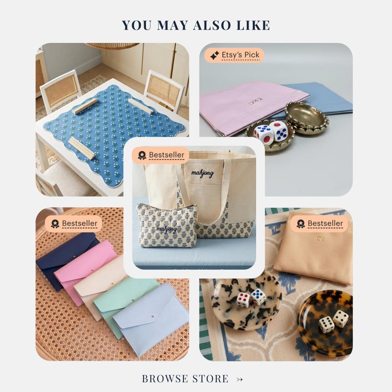 K&ouml;nnte beinhalten: Eine Sammlung von Mahjong-Zubeh&ouml;r, darunter eine blaue, gewellte Matte, eine Canvas-Tragetasche mit passender Tasche, bunte Umschlag-Clutches und dekorative Schalen mit W&uuml;rfeln. Der Text "YOU MAY ALSO LIKE" und "BROWSE STORE" sind zu sehen.
