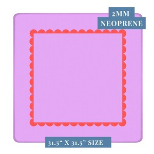 Puede incluir: Una alfombrilla cuadrada de neopreno de color lavanda con un borde festoneado de color coral. La alfombrilla mide 80 cm x 80 cm y tiene un grosor de 2 mm. El texto "2MM NEOPRENE" y "31.5" X 31.5" SIZE" se muestran.