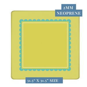 K&ouml;nnte beinhalten: Ein quadratisches, gelbes Mousepad mit einem t&uuml;rkisfarbenen, gewellten Rand und einem wei&szlig;en Innenrand. Das Mousepad ist 80 cm x 80 cm gro&szlig; und besteht aus 2 mm Neopren. Der Text "2MM NEOPRENE" und "31.5" X 31.5" SIZE" sind angezeigt.