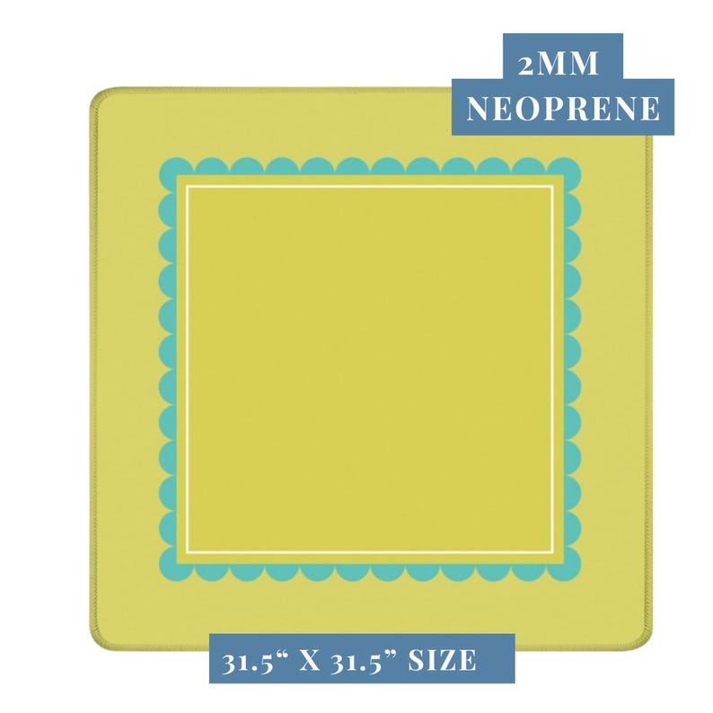 K&ouml;nnte beinhalten: Ein quadratisches, gelbes Mousepad mit einem t&uuml;rkisfarbenen, gewellten Rand und einem wei&szlig;en Innenrand. Das Mousepad ist 80 cm x 80 cm gro&szlig; und besteht aus 2 mm Neopren. Der Text "2MM NEOPRENE" und "31.5" X 31.5" SIZE" sind angezeigt.