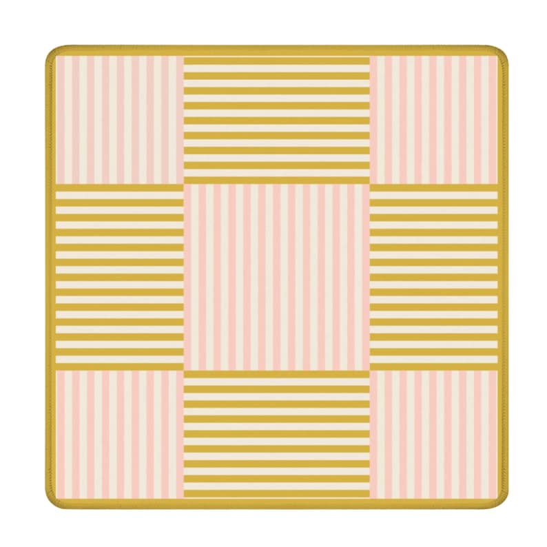 K&ouml;nnte beinhalten: Quadratische Matte mit goldenem Rand. Das Design zeigt abwechselnde Abschnitte mit rosa und wei&szlig;en vertikalen Streifen und gold-wei&szlig;en horizontalen Streifen. Die Matte ist wahrscheinlich f&uuml;r dekorative oder funktionelle Zwecke bestimmt.
