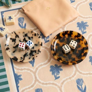 Premium Mahjong Dice Set With Tortoiseshell Resin Dish And Personalized Leather Storage Pouch Custom Gold Embossed Monogram Options Glossy Speckled Pattern Design Elegant Game Accessories Perfect Gift For Players Luxury Gaming Essential