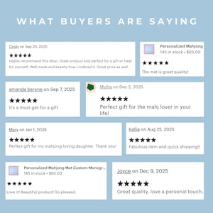 Puede incluir: Imagen de rese&ntilde;as de clientes para una esterilla de Mahjong personalizada. Las rese&ntilde;as se muestran sobre un fondo azul claro con el texto "WHAT BUYERS ARE SAYING" en la parte superior. Las rese&ntilde;as incluyen nombres de clientes, fechas y valoraciones por estrellas.