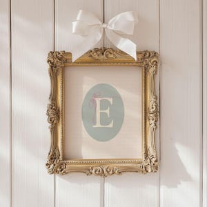 Arte de pared con la letra "E" para bebé niña, estampado con lazo, decoración rosa y verde salvia, inicial personalizada imprimible, bebé personalizado / 83
