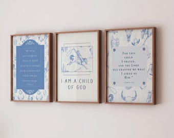 Puede incluir: Tres impresiones enmarcadas con diseños azules y blancos y citas inspiradoras. La impresión de la izquierda presenta una cita sobre ser fuerte y valiente. La impresión del medio dice "Soy un hijo de Dios". La impresión de la derecha presenta una cita de 1 Samuel 2:27 sobre orar por un hijo.
