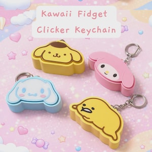 Puede incluir: Cuatro llaveros Kawaii Fidget Clicker de colores. Los llaveros tienen forma de personajes de dibujos animados en amarillo, rosa y azul. Cada llavero tiene un llavero plateado adjunto. El fondo es rosa claro con corazones y estrellas.