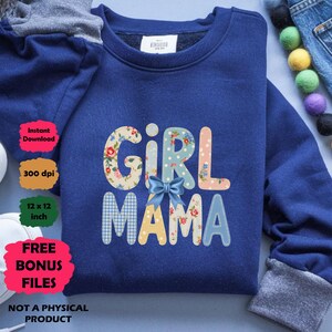Può includere: Una felpa blu navy con le parole "GIRL MAMA" in un design floreale e fantasia. La parola "GIRL" ha un motivo floreale e la parola "MAMA" ha un motivo a quadretti. Un fiocco blu è tra le parole. L'immagine include anche il testo "Instant Download", "300 dpi", "12 x 12 inch", "FREE BONUS FILES" e "NOT A PHYSICAL PRODUCT".