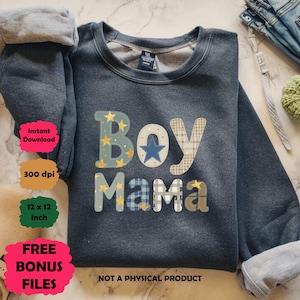 Könnte beinhalten: Ein marineblaues Sweatshirt mit den Worten "Boy Mama" in einem Patchwork-Design. Das Wort "Boy" hat goldene Sterne und einen blauen Stern. Das Wort "Mama" hat ein blaues Karomuster. Das Bild enthält auch den Text "Sofort-Download", "300 dpi" und "12 x 12 Zoll".