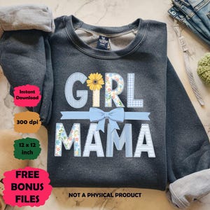 Könnte beinhalten: Dunkelgraues Sweatshirt mit dem Schriftzug "GIRL MAMA" in einem Patchwork-Design. Das Wort "GIRL" hat eine gelbe Sonnenblumen-Akzent und eine hellblaue Schleife. Das Sweatshirt hat auch den Text "Instant Download", "300 dpi", "12 x 12 inch", und "FREE BONUS FILES".