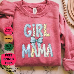 Könnte beinhalten: Ein rot-rosa Sweatshirt mit den Worten "GIRL MAMA" in einem Patchwork-Design, mit einer blauen Schleife. Die Buchstaben sind mit Vichy-Karo, Punkten und floralen Mustern verziert. Das Bild enthält auch den Text "Sofort-Download", "300 dpi", "12 x 12 Zoll", "KOSTENLOSE BONUSDATEIEN" und "KEIN PHYSISCHES PRODUKT".