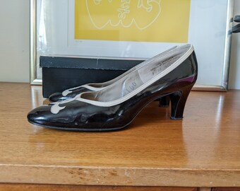 9 AA Vintage patent leather Paradise Kittens black and cream pumps
