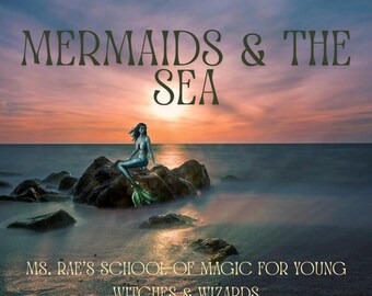 Pode incluir: Imagem com o texto "MERMAIDS & THE SEA" e "MS. RAE'S SCHOOL OF MAGIC FOR YOUNG WITCHES & WIZARDS". Uma sereia com barbatanas verdes está sentada numa rocha no oceano ao pôr do sol. O céu é uma mistura de laranja, rosa e azul.