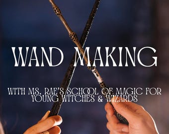 Pode incluir: Duas varinhas cruzadas em frente a um fundo azul escuro. As varinhas são seguradas por mãos, e o texto "WAND MAKING" é exibido em branco. Abaixo do texto, lê-se "WITH MS. RAE'S SCHOOL OF MAGIC FOR YOUNG WITCHES & WIZARDS."