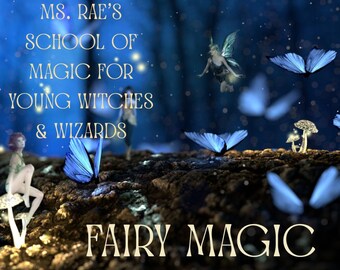 Pode incluir: Imagem com tema de fantasia com o texto "Ms. Rae's School of Magic for Young Witches & Wizards" e "Fairy Magic". A cena apresenta fadas, borboletas azuis e cogumelos brilhantes contra um fundo azul escuro e estrelado.