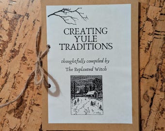 Pode incluir: Um livreto intitulado "Creating Yule Traditions" com capa castanha e páginas internas brancas. A capa apresenta uma ilustração de um ramo e um pequeno desenho a preto e branco de uma cabana com neve. O livreto é amarrado com barbante e repousa sobre uma superfície de cortiça.