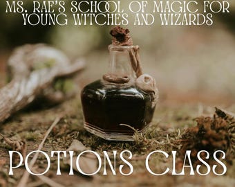 Pode incluir: Uma garrafa de poção de vidro hexagonal com um líquido escuro e uma rolha de cortiça. A imagem contém o texto "Ms. Rae's School of Magic for Young Witches and Wizards" e "Potions Class."