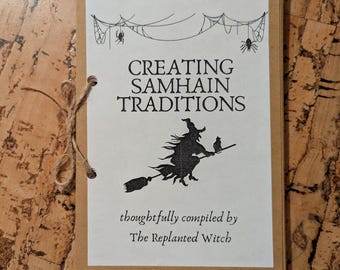 Pode incluir: Um livreto artesanal com o título "CREATING SAMHAIN TRADITIONS" em texto preto. A capa apresenta uma bruxa em uma vassoura, teias de aranha e aranhas. O texto "thoughtfully compiled by The Replanted Witch" também está incluído.