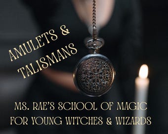 Pode incluir: Um relógio de bolso prateado com um design floral ornamentado pende de uma corrente. A imagem apresenta o texto "AMULETS & TALISMANS" e "MS. RAE'S SCHOOL OF MAGIC FOR YOUNG WITCHES & WIZARDS" em letras douradas. Uma vela acesa está no fundo.