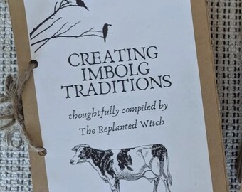 Pode incluir: Um livreto com o título "CREATING IMBOLG TRADITIONS" e uma ilustração de uma vaca. O texto é preto sobre fundo branco, emoldurado por uma capa castanha. O livreto é encadernado com barbante e apresenta um galho com dois pássaros.