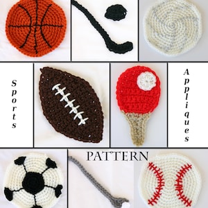 Può includere: Un set di nove applicazioni sportive all'uncinetto, tra cui una pallacanestro, una palla da baseball, un pallone da football americano, un pallone da calcio, una mazza da hockey, una racchetta da tennis e una mazza da golf. Le applicazioni sono tutte bianche con dettagli di diversi colori. Il testo "Sports Appliques Pattern" è scritto in lettere nere su uno sfondo bianco.