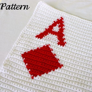 Op de afbeelding: Wit gebreid deken met een rood hart en de letter A in rood breiwerk.