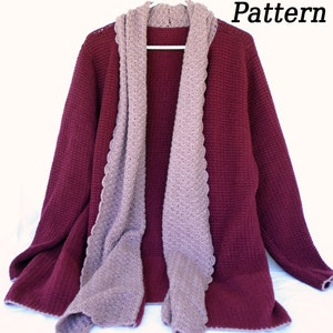Op de afbeelding: Een bordeauxrode cardigan met een gehaakte shawlkraag en een gegolfde zoom. De shawlkraag is in een lichtere bruine tint.