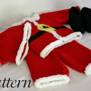 Könnte beinhalten: Ein gehäkeltes Weihnachtsmann-Outfit für ein Baby in Rot und Weiß mit einem schwarzen Gürtel. Das Outfit beinhaltet eine Mütze, eine Jacke, eine Hose und Stiefelchen.