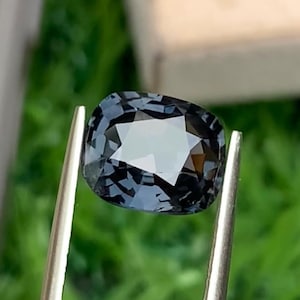 驚異の2.15カラット ブルーグレー 天然スピネル クッションカット ファセットルースジェムストーン | ジュエリー製作用ブルーグレースピネル