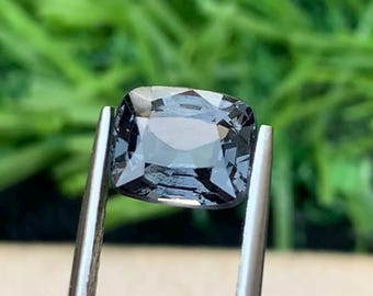 Edelsteen staalblauwgrijze spinel: 1,85 karaat kussengeslepen, VVSi