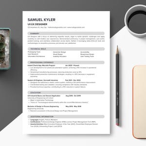 Può includere: Un curriculum vitae in bianco e nero con il nome Samuel Kyler in alto. Il curriculum vitae elenca la sua esperienza come designer UI/UX, incluso il suo lavoro presso Instant Chartz App e XarrowAl Industries. Il curriculum vitae elenca anche la sua formazione, inclusa una laurea in design in ingegneria di processo presso l'Università di Ingegneria.