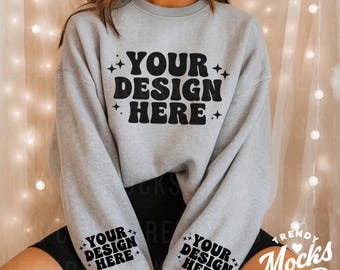 Maqueta de manga de sudadera gris ceniza Gildan 18000 Cuello redondo gris ceniza Manga izquierda y manga derecha Maqueta de modelo Suéter extragrande moderno