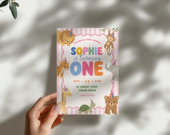 Invitación de primer cumpleaños con temática de animales de safari para niña, color rosa. Plantilla editable de Canva.