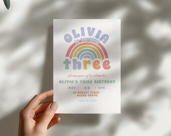 Plantilla de invitación de cumpleaños de arcoíris genial retro para niñas, fiesta de arcoíris pastel, invitación editable en Canva