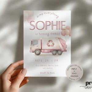 Op de afbeelding: Verjaardagsuitnodiging met een illustratie van een roze vuilniswagen. De tekst luidt "SOPHIE wordt DRIE" met evenementdetails. Het ontwerp bevat ballonnen en de tekst "dump everything".