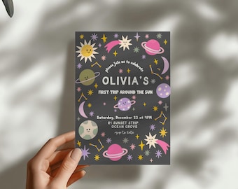 Invitación de cumpleaños "Primer viaje alrededor del sol" Plantilla editable de Canva Invitación de primer cumpleaños para niñas Tema espacial retro Planetas rosas Estrellas 5x7