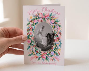 Plantilla editable para tarjeta navideña con foto, colorida corona navideña, tarjeta navideña familiar con lazo rosa, tarjeta navideña imprimible de 5x7 pulgadas en Canva.