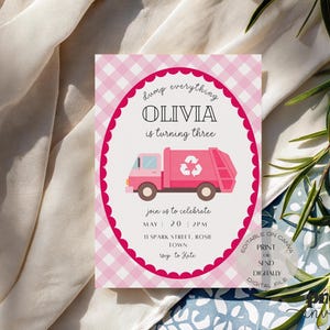 Op de afbeelding: Een roze en witte verjaardagsuitnodiging met de tekst "dump everything OLIVIA is turning three". De uitnodiging heeft een roze vuilniswagenafbeelding en de tekst "join us to celebrate". De uitnodiging heeft een roze ruitjesachtergrond.